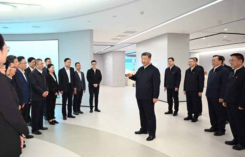 11月4日至6日，中共中央总书记、国家主席、中央军委主席习近平在湖北考察。这是5日下午，习近平在武汉产业创新发展研究院考察时，同科研人员和米乐官网负责人亲切交流。